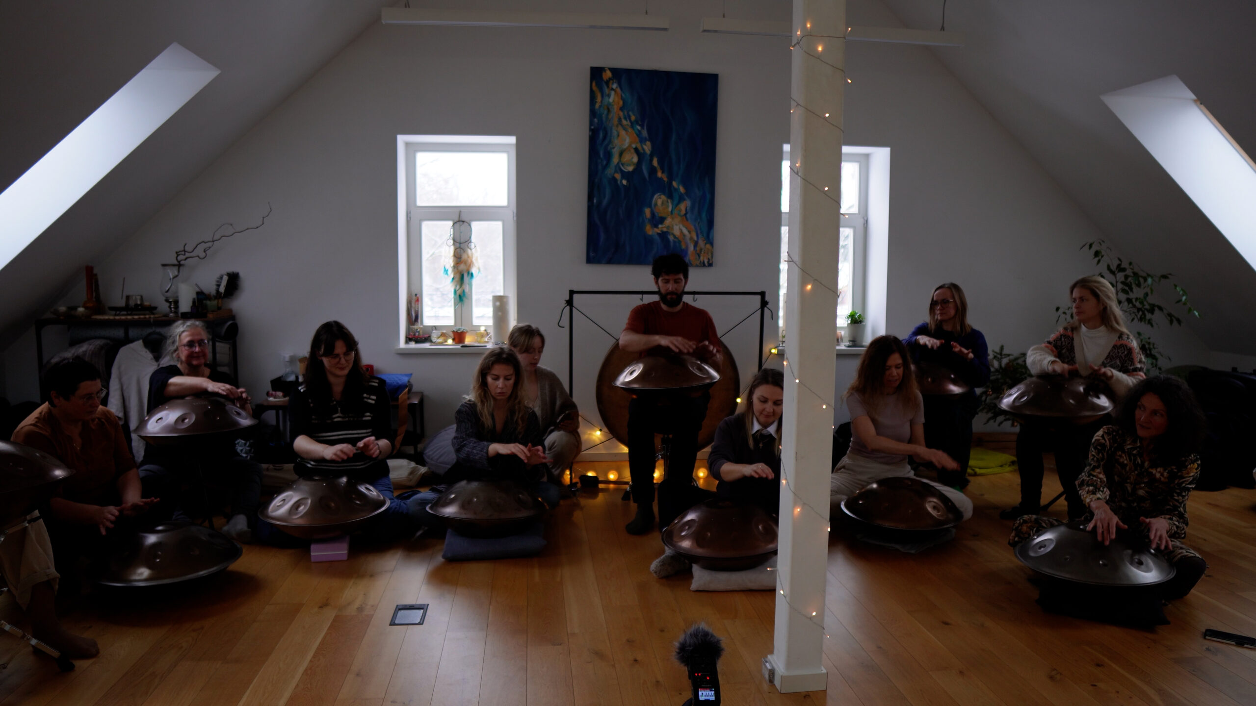 handpan pamoka grupėje – mokiniai mokosi groti handpan instrumentu su mokytoju